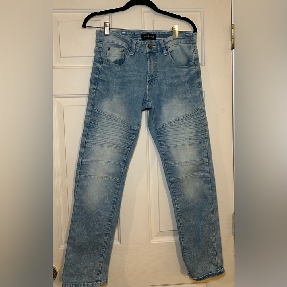 WT02‎ Men's Size 29x30 Light Wash Distressed Skinny Jeans.